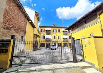 Cortile interno - Stabile - Palazzo vicolo Sant'Ambrogio, Valenza - foto 2