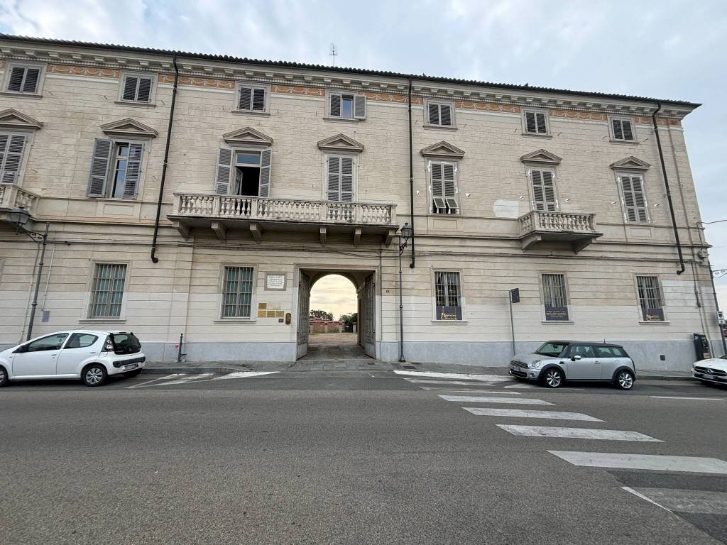 Facciata - Quadrilocale via delle Rosine, 18, Chieri - foto 1