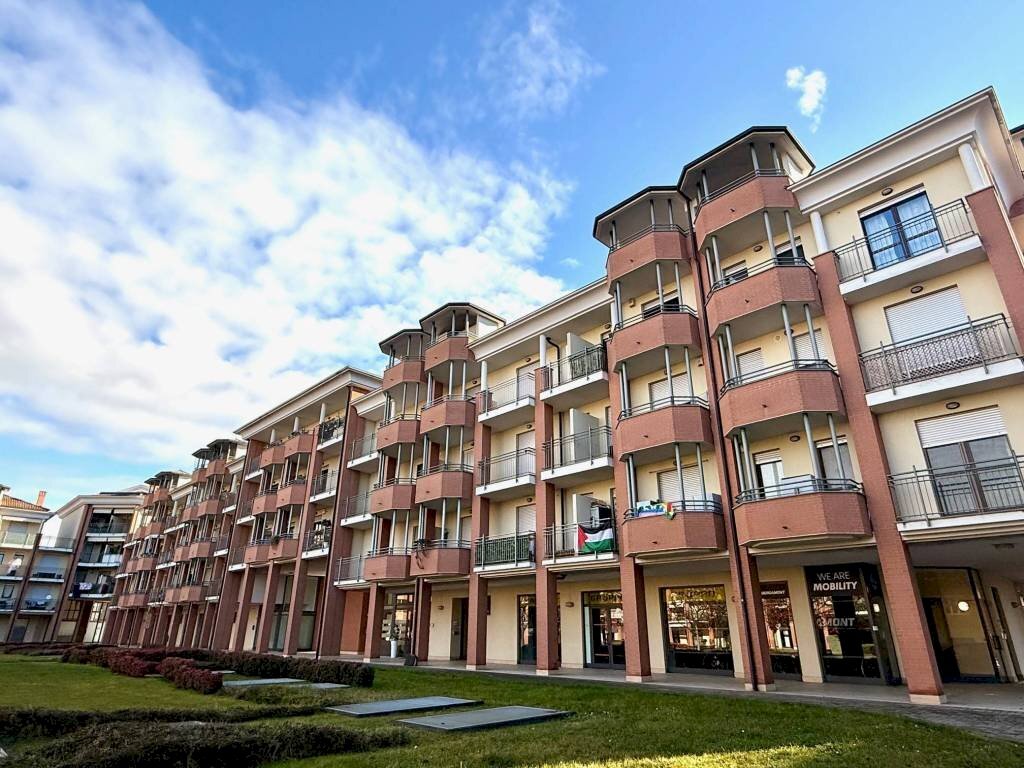 Facciata - Quadrilocale viale Eloisia Barbaroux, 43, Carmagnola - foto 1
