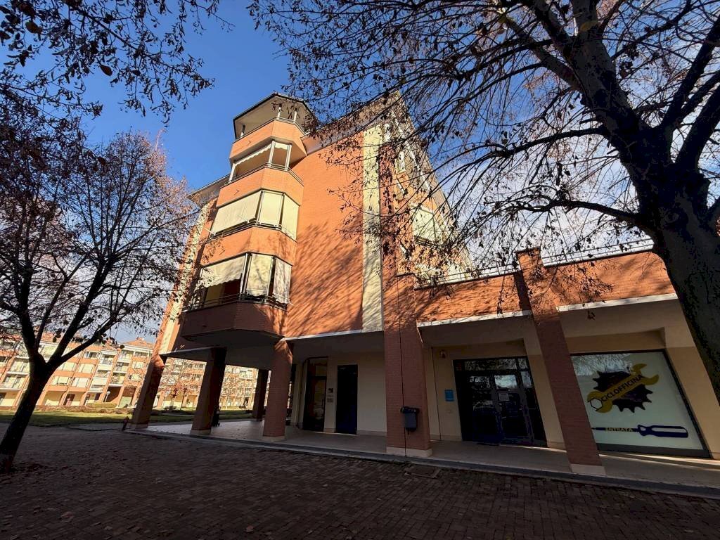 Facciata - Quadrilocale viale Eloisia Barbaroux, 43, Carmagnola - foto 2