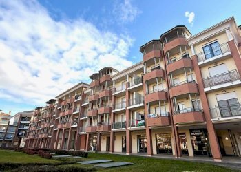 Facciata - Quadrilocale viale Eloisia Barbaroux, 43, Carmagnola - foto 1