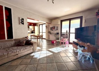 Salone - Quadrilocale viale Eloisia Barbaroux, 43, Carmagnola - foto 4