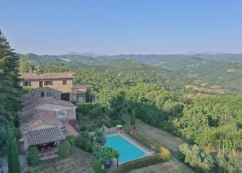 Piscina - Villa viale 1 Maggio, Montone - foto 1