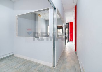 Hall / corridoio - Commercial Premises Via Cesare Baronio
 
51, Roma - photo 9