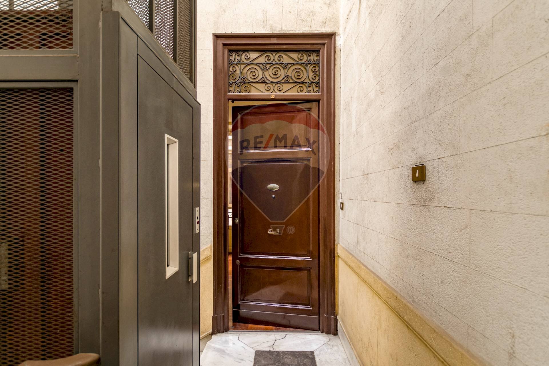 Ricezione / Lobby - Appartamento Via Mariano Stabile
 
24, Palermo - foto 2