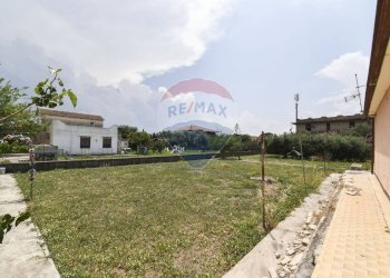 Giardino - Casa indipendente Via Dell' Euforbia
 
11, Catania - foto 4