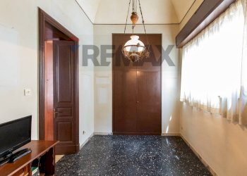 Hall / corridoio - Apartment Viale Vittorio Veneto
 
12, Catania - photo 82