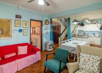 Sala da pranzo - Villa a Schiera Via Vampolieri
 
10, Aci Catena - foto 3