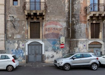 Edificio all\'aperto - Locale Commerciale Piazza Duca di Genova
 
9, Catania - foto 4