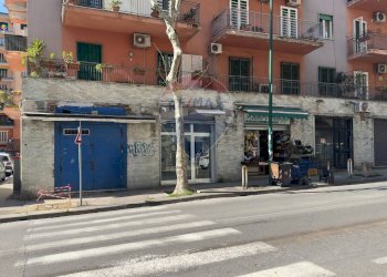 Edificio all\'aperto - Negozio Via Bernardo Cavallino
 
63A, Napoli - foto 1