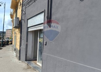 Edificio all\'aperto - Locale Commerciale Corso Vittorio Emanuele
 
146, Napoli - foto 9