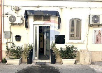 Casa all\'aperto - Locale Commerciale CORSO REGINA ELENA
 
74, Modica - foto 1