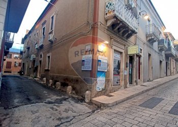 Edificio all\'aperto - Negozio via generale amato
 
45, Comiso - foto 5