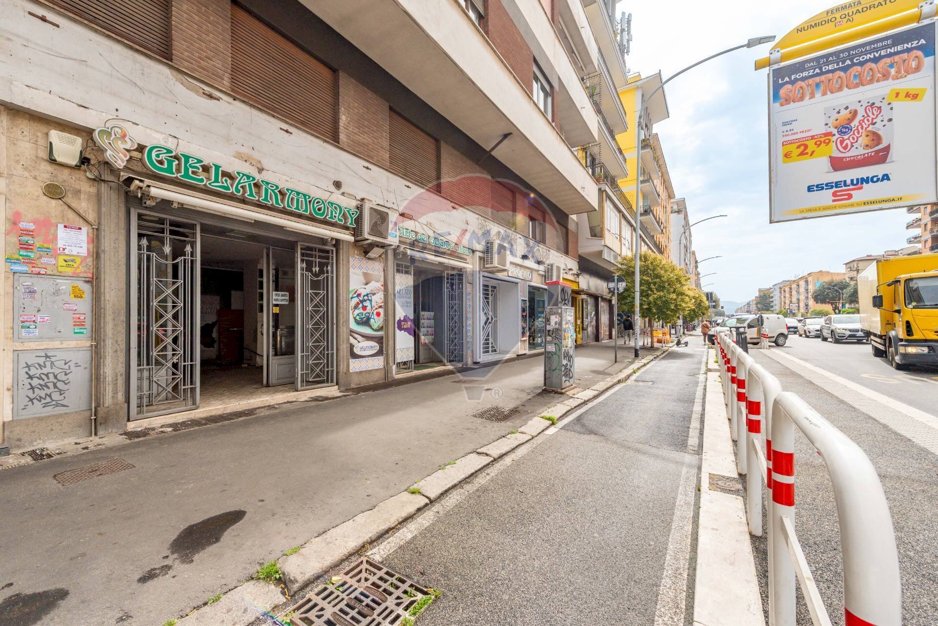 Edificio all\'aperto - Locale Commerciale Via Tuscolana
 
687, Roma - foto 2