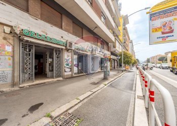 Edificio all\'aperto - Commercial Premises Via Tuscolana
 
687, Roma - photo 2