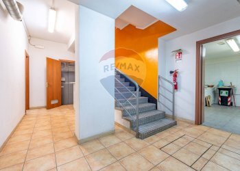 Scale - Commercial Premises Via Tuscolana
 
687, Roma - photo 15