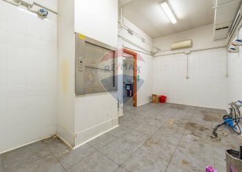 Stanza vuota - Commercial Premises Via Tuscolana
 
687, Roma - photo 17