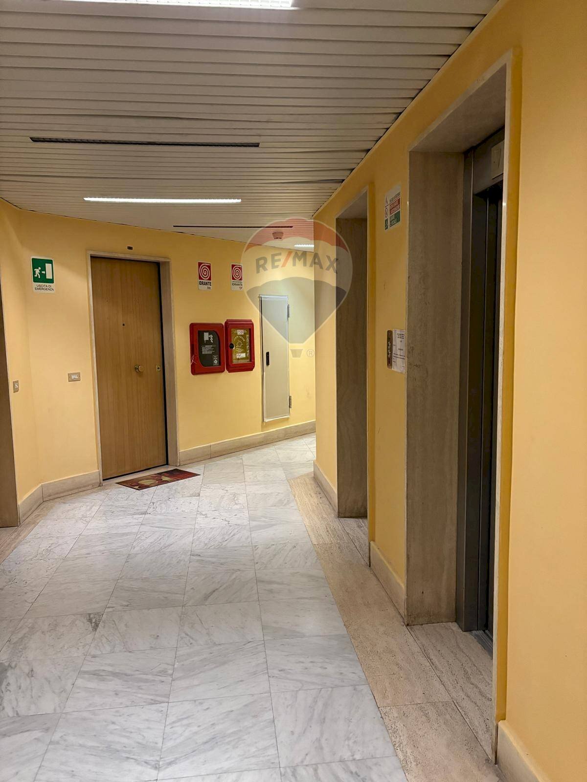 Hall / corridoio - Office Centro Direzionale isola F/12
 
F/12, Napoli - photo 2