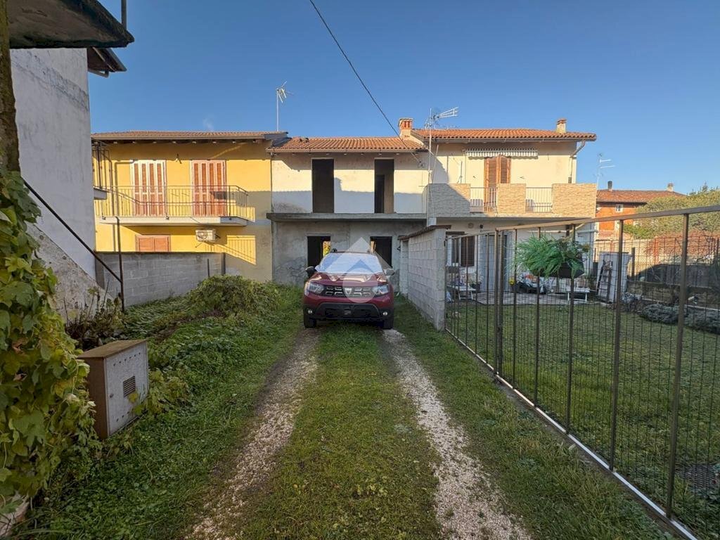 Semi-detached house Via IV Novembre, Borgolavezzaro - photo 1
