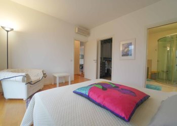 camera matrimoniale con cabina armadio piano primo - Casa indipendente Verucchio - foto 8