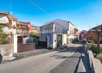 Edificio all\'aperto - Box Via Chiesa Antica
 
snc, Viagrande - foto 1