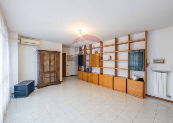 Stanza vuota - Trilocale VIA DONIZETTI
 
11, Chignolo d'Isola - foto 2