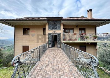 Casa all\'aperto - Villa Strada Di Renzo
 
8, Chieti - foto 1