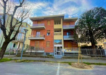 Facciata - Box via Tito Codevilla, Tortona - foto 2