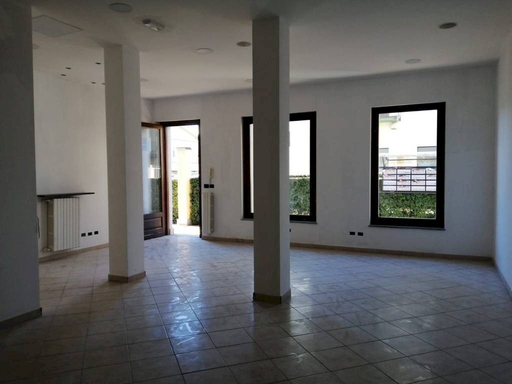 Interno non residenziale - Negozio via Vigone, 47, Pinerolo - foto 1