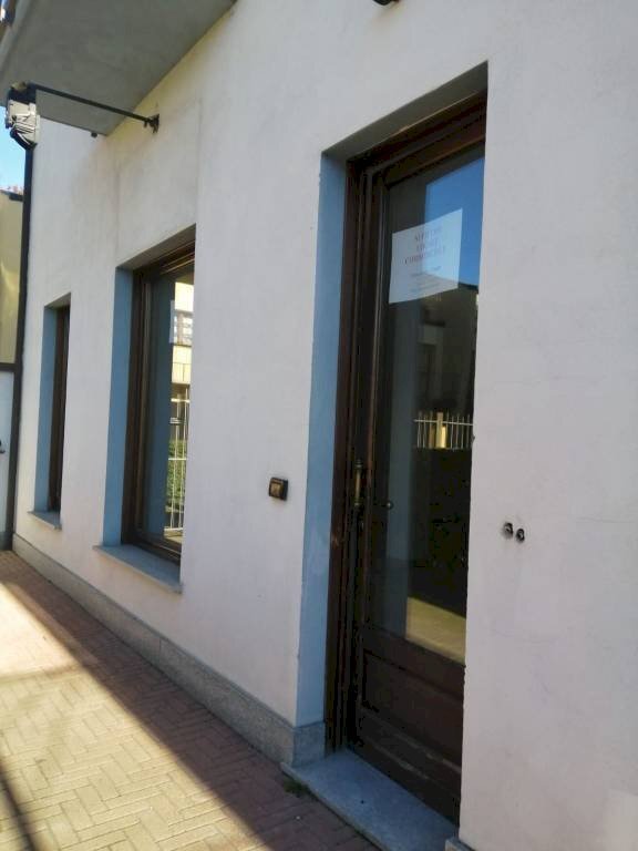 Facciata - Negozio via Vigone, 47, Pinerolo - foto 2