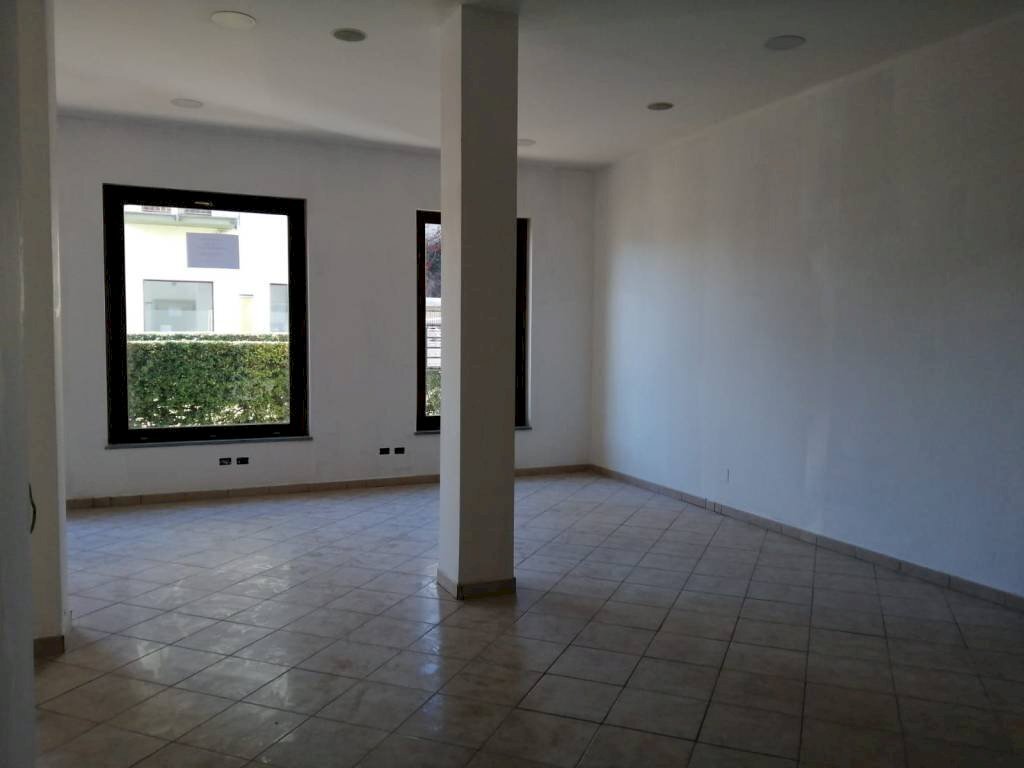 Interno non residenziale - Negozio via Vigone, 47, Pinerolo - foto 3