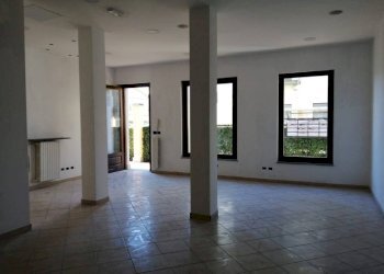 Interno non residenziale - Shop via Vigone, 47, Pinerolo - photo 1