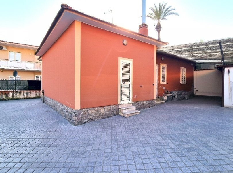 Casa indipendente Mondragone - foto 1