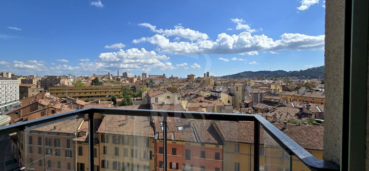 RIVA RENO-AFFITTO-APPARTAMENTO CON VISTA PANORAMIC - Four-room apartment Bologna (neighborhood Centro Storico) - photo 2