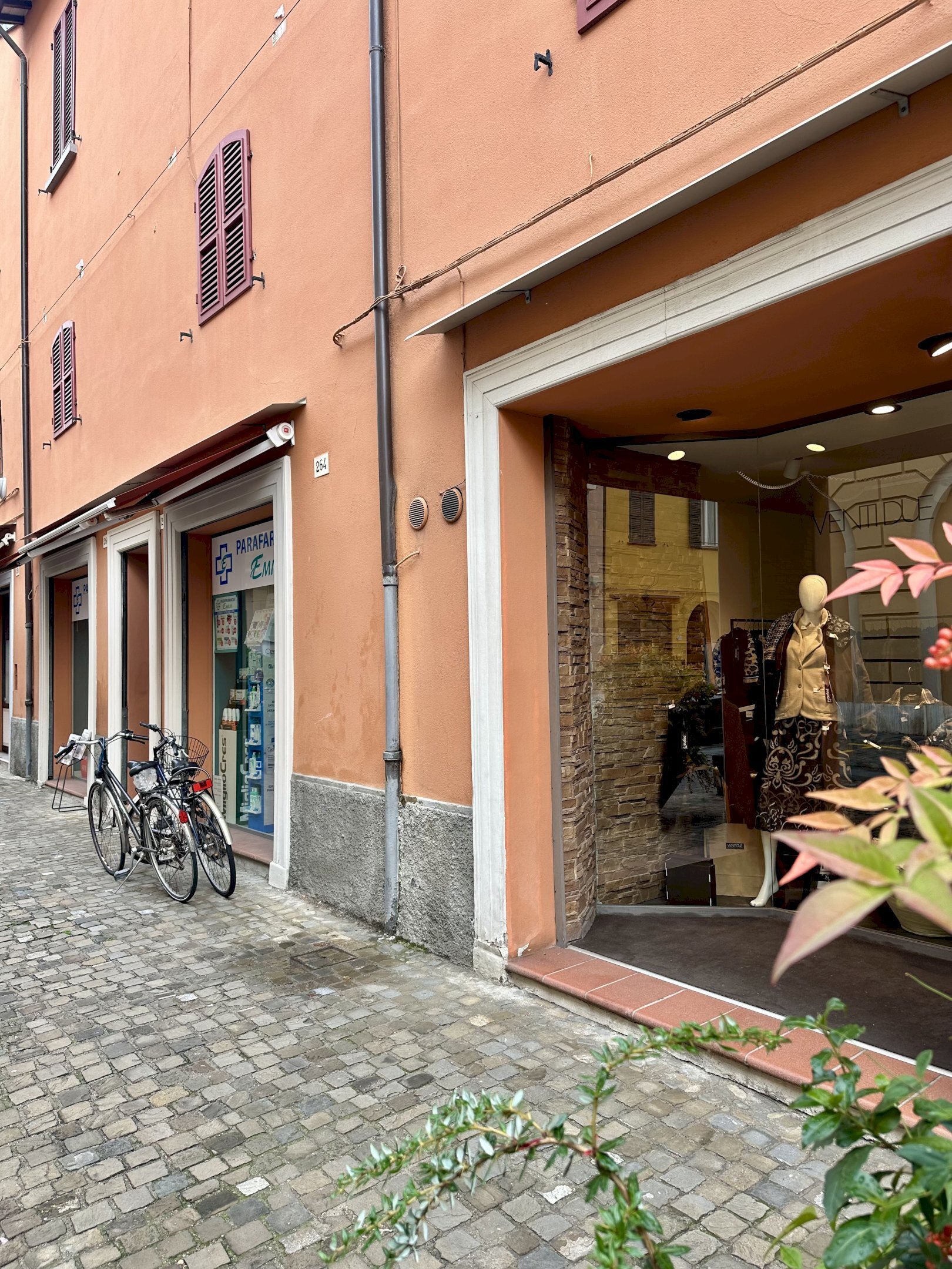 Vetrina - Locale Commerciale via Emilia, 266, Imola - foto 1