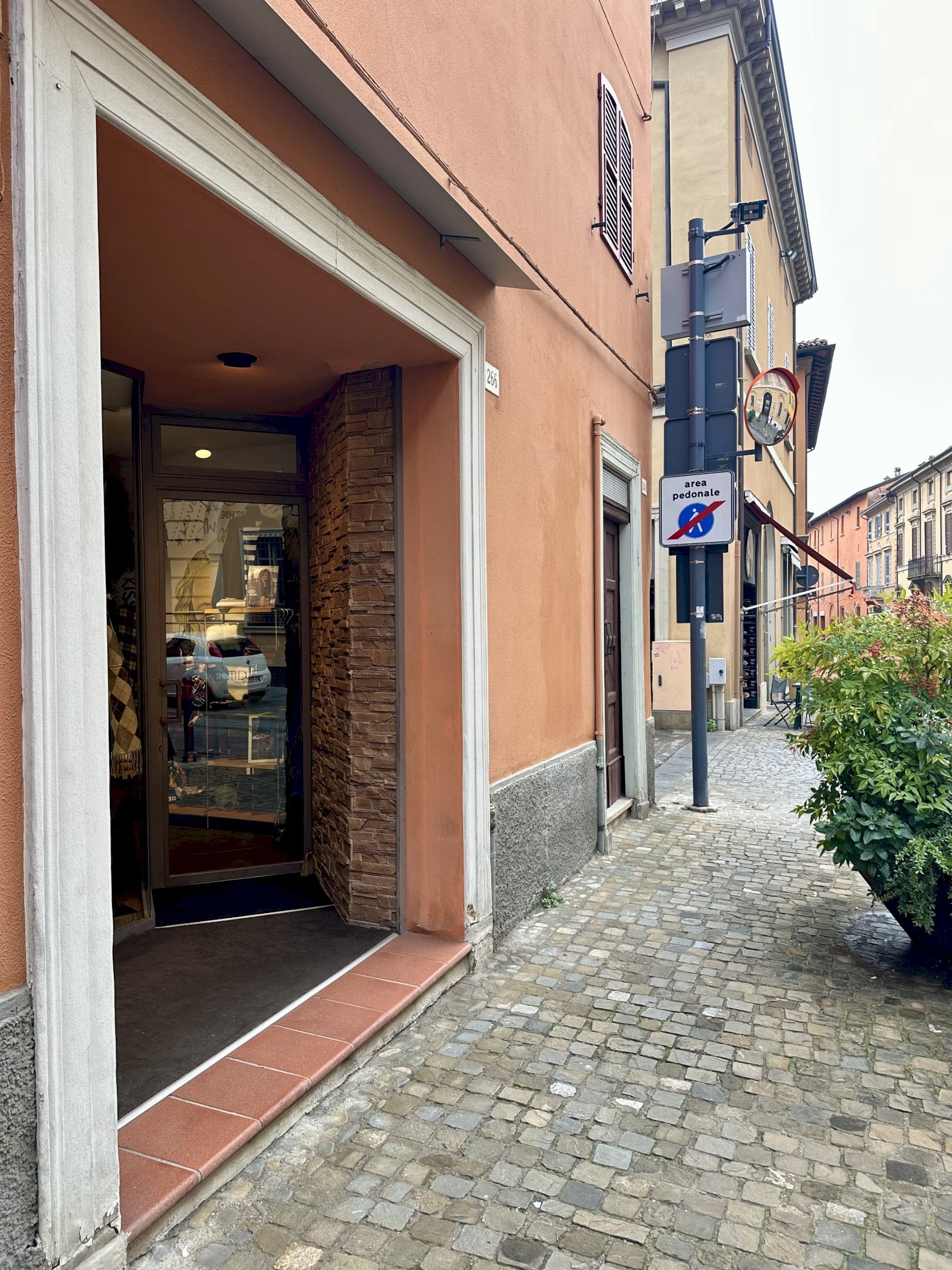 Facciata - Locale Commerciale via Emilia, 266, Imola - foto 2