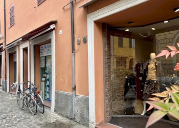 Vetrina - Locale Commerciale via Emilia, 266, Imola - foto 1