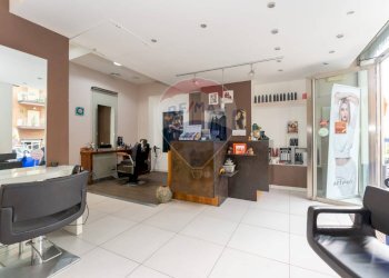 Ricezione / Lobby - Locale Commerciale via nuovaluce
97, Tremestieri Etneo - foto 10