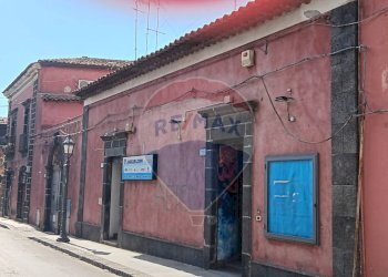 Edificio all\'aperto - Locale Commerciale via Etnea
 
193, Mascalucia - foto 2