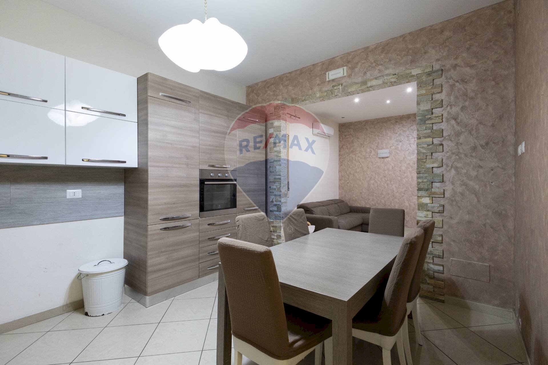 Sala da pranzo - Quadrilocale Via Ferrara
 
53, Misterbianco - foto 1