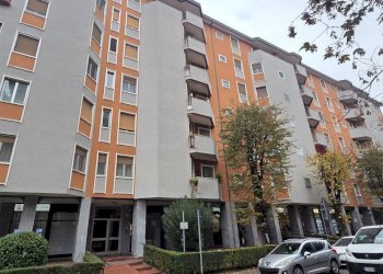 Foto 2 - Commercial Premises Via Leopardi
1, Opera - photo 2