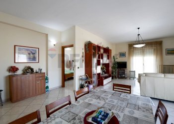 Sala da pranzo - Quadrilocale Via Generale Armando Diaz
 
29/B, Sammichele di Bari - foto 5