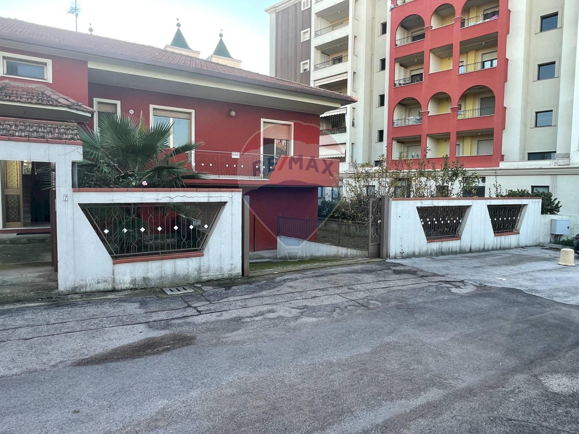 Edificio all\'aperto - Villa Montesilvano - photo 2