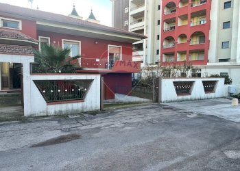 Edificio all\'aperto - Villa Montesilvano - foto 2