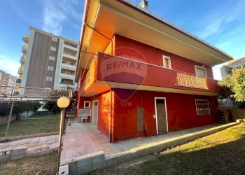 Edificio all\'aperto - Villa Montesilvano - foto 12