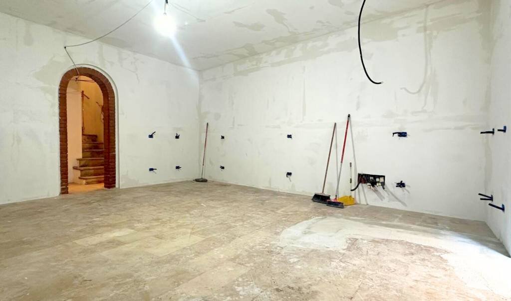 Stanza non arredata - Shop piazza Venezia, 5, Roma (neighborhood Centro Storico) - photo 2