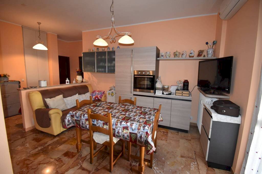 Cucina - Trilocale via Re Umberto, Montegrosso d'Asti - foto 1