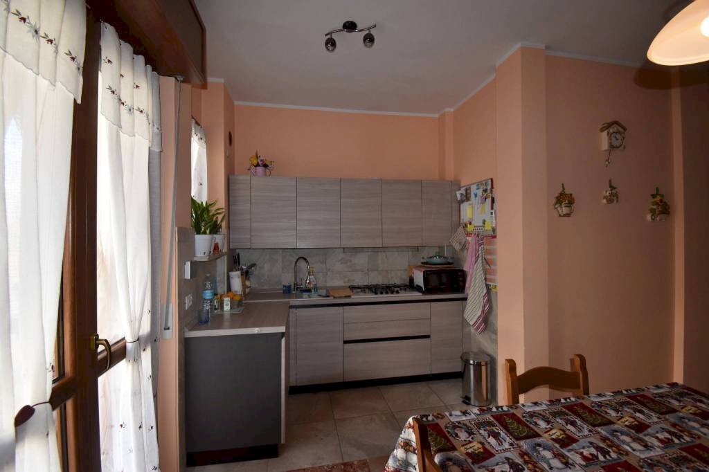 Cucina - Trilocale via Re Umberto, Montegrosso d'Asti - foto 3