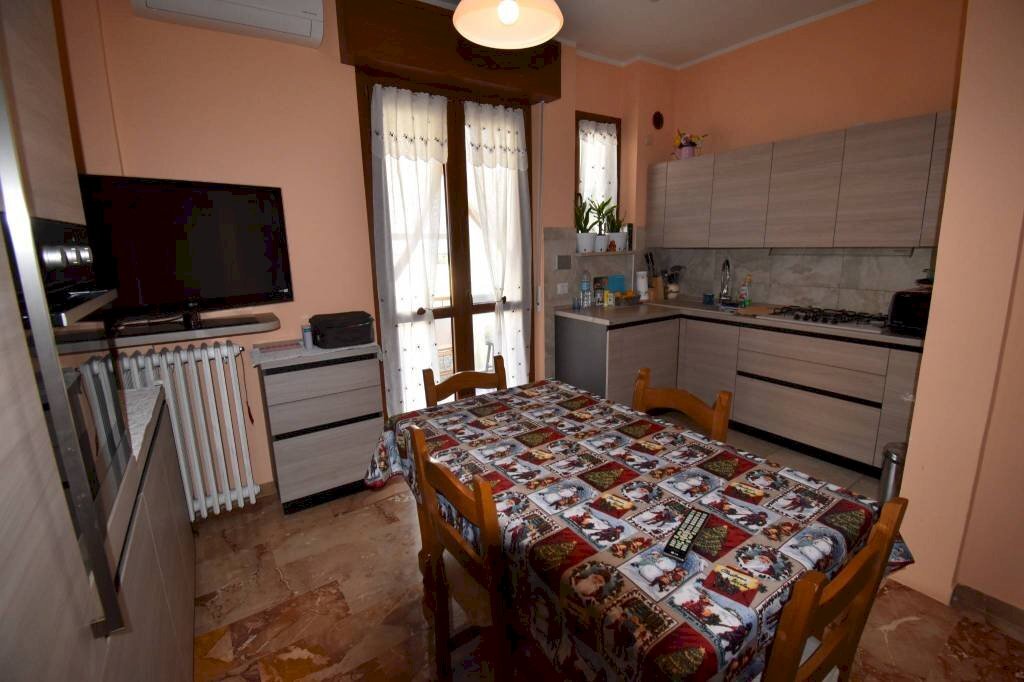 Cucina - Trilocale via Re Umberto, Montegrosso d'Asti - foto 3