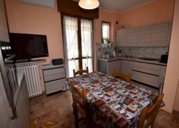 Cucina - Trilocale via Re Umberto, Montegrosso d'Asti - foto 2